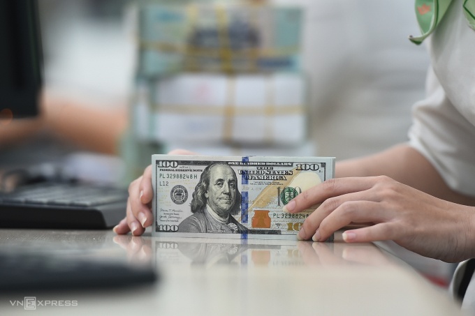 Nhà đầu tư trữ tiền mặt với tốc độ nhanh nhất kể từ đại dịch