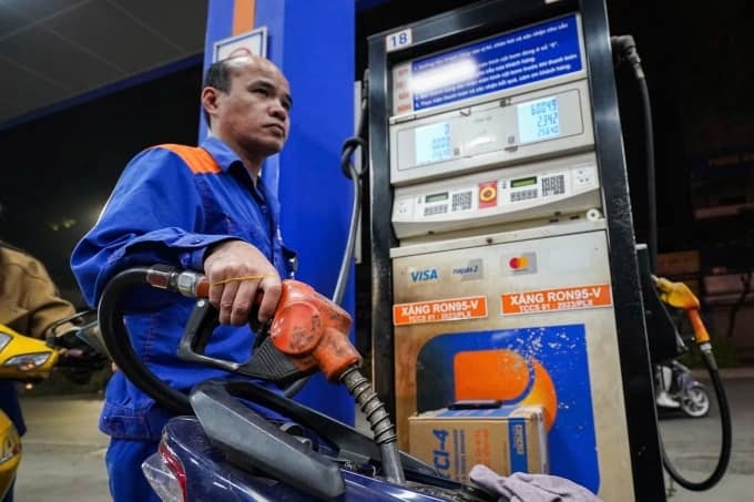 Giá xăng dầu chỉ được điều chỉnh ngay khi tăng trên 15%