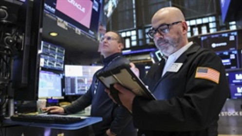 Chứng khoán Mỹ thu hẹp đà giảm khi giá dầu hạ nhiệt