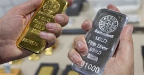 Vàng sụt 5%, bạc lao dốc 8% giữa lo ngại về lạm phát