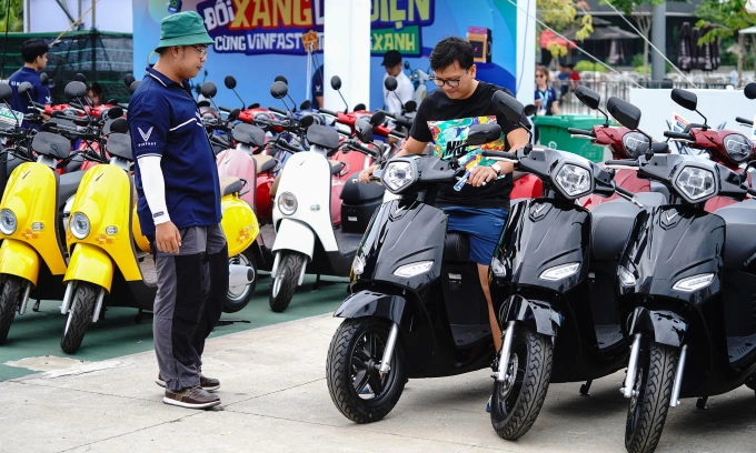 Thủ tướng yêu cầu thúc đẩy chuyển đổi xe điện, giảm phụ thuộc vào xăng dầu
