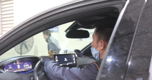‘Đạp hết ga’ khi đăng kiểm ô tô gây tranh cãi: Thực chất đó là quy trình gì?