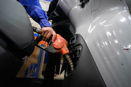 Bộ Chính trị yêu cầu đảm bảo nguồn cung, ổn định giá xăng dầu