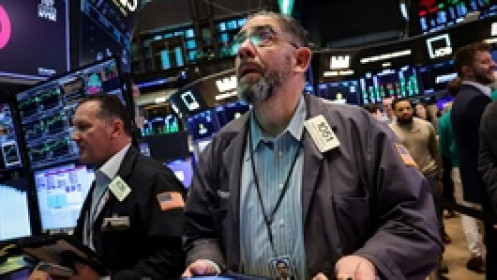 Giảm thêm gần 450 điểm, Dow Jones tiến sát vùng điều chỉnh