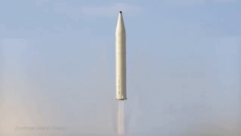 Iran mở đợt tấn công quy mô lớn, cảnh báo phong tỏa eo biển Hormuz