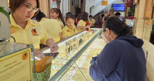 Sáng 21-3, giá vàng miếng SJC rớt thêm 5 triệu đồng/lượng khi vừa mở cửa
