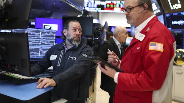 Dow Jones tương lai tăng gần 1,000 điểm, dầu giảm 10%, vàng lên gần 4,500 USD