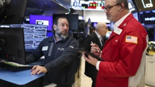 Dow Jones tương lai tăng gần 1,000 điểm, dầu giảm 10%, vàng lên gần 4,500 USD