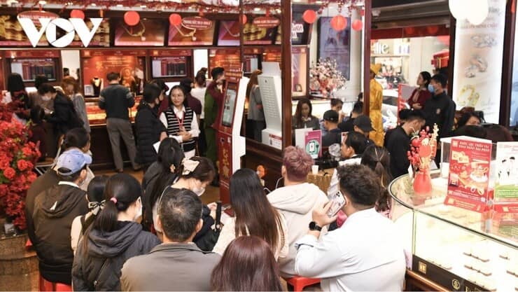 Giá vàng SJC chênh kỷ lục gần 30 triệu/lượng, nhà đầu tư “trắng tay” vì lỗ nặng