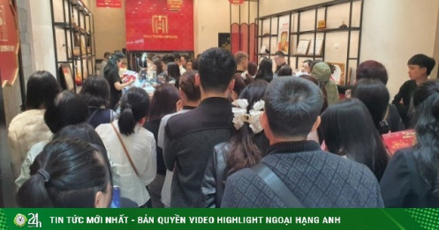 Xếp hàng mua vàng bạc vì 'sợ bỏ lỡ', người mua chưa kịp nhận vàng đã lỗ nặng