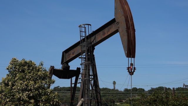 Dầu Brent dao động trên mốc 100 USD/thùng