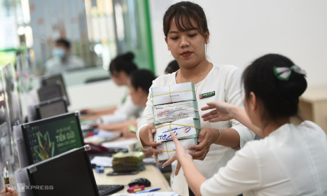 Lãi suất ngân hàng: Ngân hàng quốc doanh nâng lãi suất tiết kiệm lên sát 7%