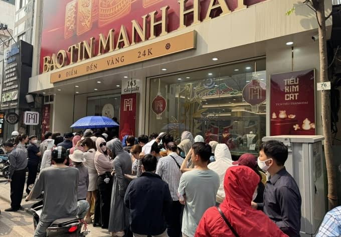 Xếp hàng mua vàng khi Bảo Tín Minh Châu mở cửa trở lại