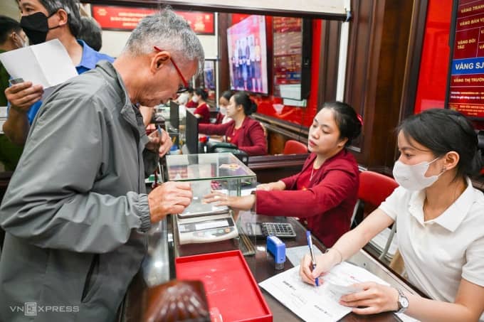 Xếp hàng mua vàng khi Bảo Tín Minh Châu mở cửa trở lại