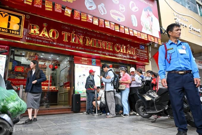 Xếp hàng mua vàng khi Bảo Tín Minh Châu mở cửa trở lại