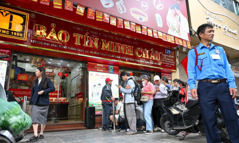 Xếp hàng mua vàng khi Bảo Tín Minh Châu mở cửa trở lại