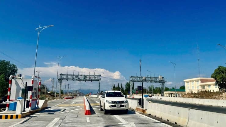 Cao tốc mới thu phí không dừng: Được bao nhiêu tiền, vì sao bị lỗi?