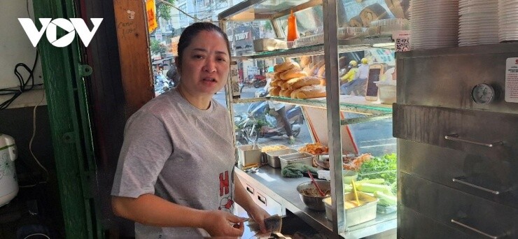 Giá hàng hóa tăng theo giá xăng, người bán “gồng mình” để giữ khách