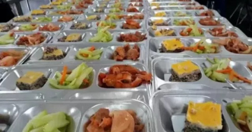 Vụ thịt lợn dịch vào trường học: Thấy gì về thị trường suất ăn tỷ USD tại Việt Nam?