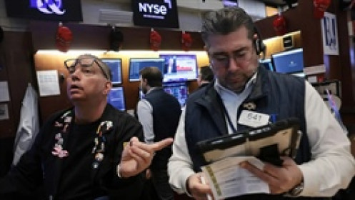 Dow Jones tăng hơn 200 điểm chờ tin từ ông Trump