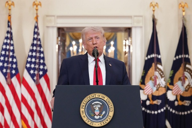 Chứng khoán và vàng giảm, dầu tăng mạnh sau phát biểu của ông Trump