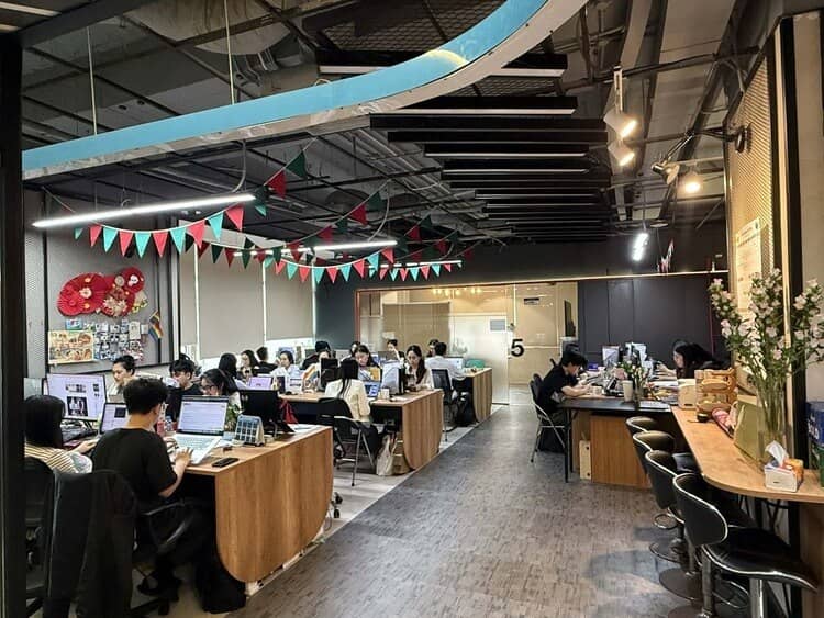 Nhiều doanh nghiệp cho nhân viên làm việc tại nhà, hỗ trợ tiền xăng