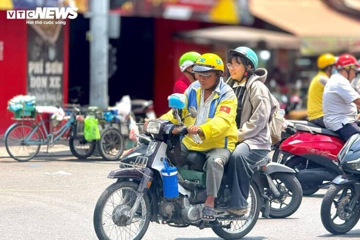 Nhiều tài xế xe công nghệ 'nhẹ gánh' khi chuyển sang xe điện