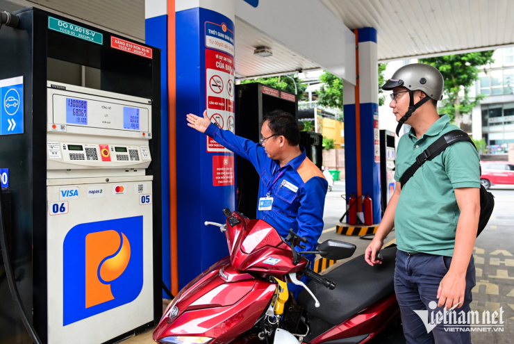 Nhập khẩu xăng dầu tháng 3 tăng đột biến, Bộ Công Thương báo tin vui mới