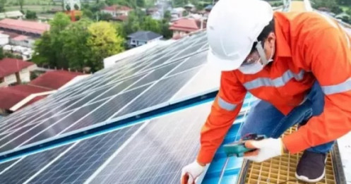 Điện mặt trời mái nhà kèm pin lưu trữ: Vì sao người dân còn e dè?