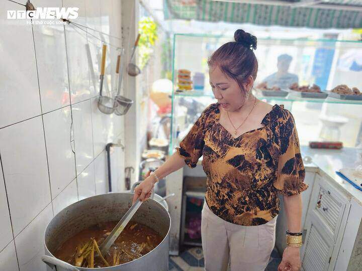 Giá tô phở tăng 10.000 đồng, chủ quán lời thêm hay chỉ ‘gồng lỗ’?