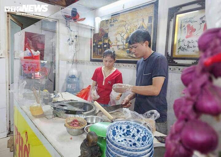 Giá tô phở tăng 10.000 đồng, chủ quán lời thêm hay chỉ ‘gồng lỗ’?