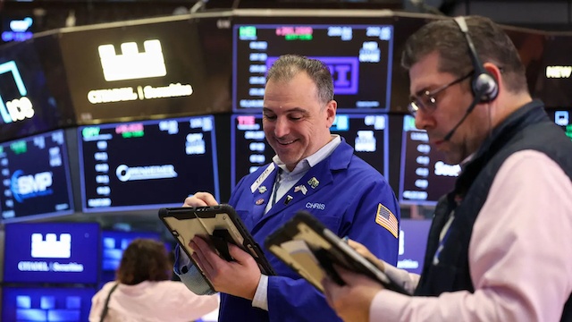 Dow Jones giảm gần 270 điểm