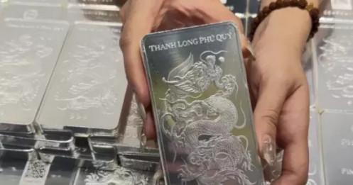 Giá bạc tăng, vàng tiếp tục giảm