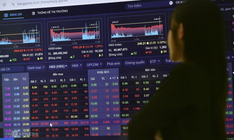 Nhiều lãnh đạo doanh nghiệp ồ ạt mua, bán cổ phiếu