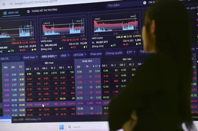 Nhiều lãnh đạo doanh nghiệp ồ ạt mua, bán cổ phiếu