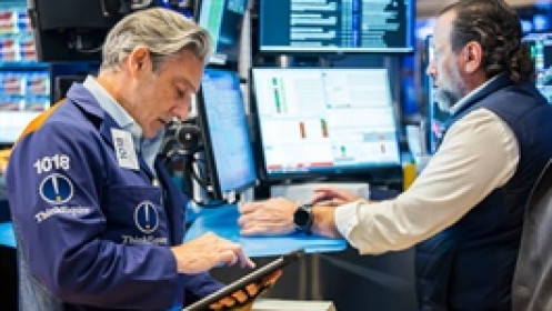 Chứng khoán Mỹ nhuốm sắc đỏ, Dow Jones giảm gần 300 điểm