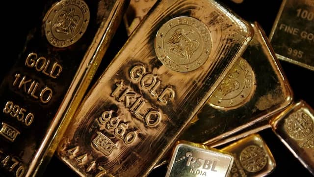 Vàng thế giới giảm về gần 4,700 USD do đồng USD mạnh lên và giá dầu tăng