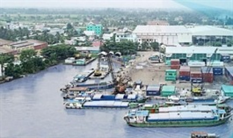 Ủy viên HĐQT Cảng An Giang sang toàn bộ cổ phiếu cho ai?