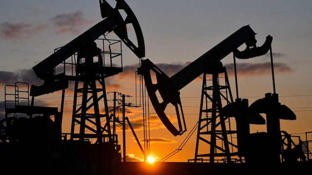 Dầu WTI lại áp sát 100 USD/thùng