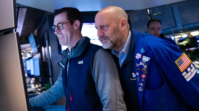 Dow Jones tăng gần 800 điểm, S&P 500 lần đầu vượt 7,200 điểm