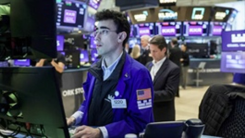 S&P 500 lập đỉnh mới khi giá dầu hạ nhiệt, Apple dẫn dắt đà tăng