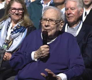 Warren Buffett ca ngợi Tim Cook, gọi khoản đầu tư Apple là “cú cược để đời”