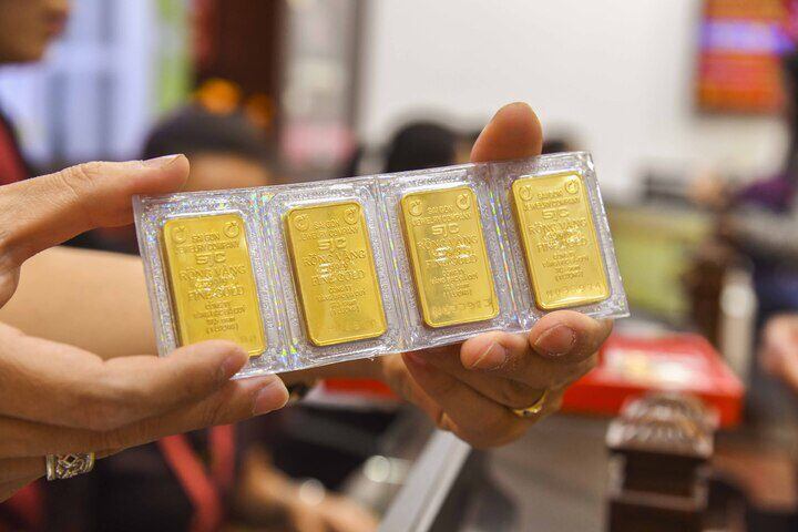 Giá vàng liên tục lao dốc, có nên đầu tư?