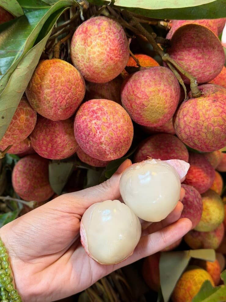 Tiểu thương lý giải giá vải tươi đầu mùa cao chót vót nhưng vẫn đắt hàng