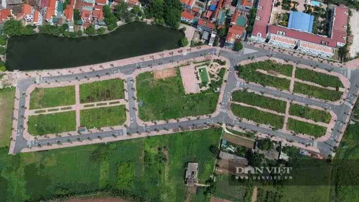 Khu đất đấu giá từng gây sốc ở Hà Nội sau gần 2 năm: Biển quảng cáo mất hút, cỏ mọc lút đầu người