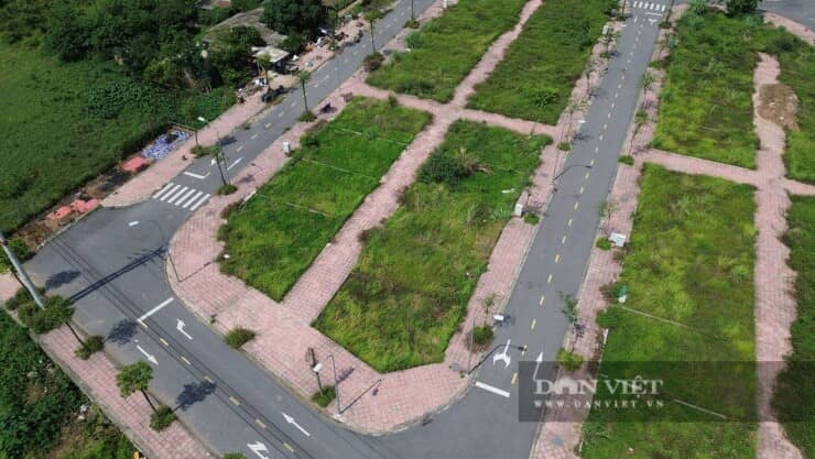 Khu đất đấu giá từng gây sốc ở Hà Nội sau gần 2 năm: Biển quảng cáo mất hút, cỏ mọc lút đầu người