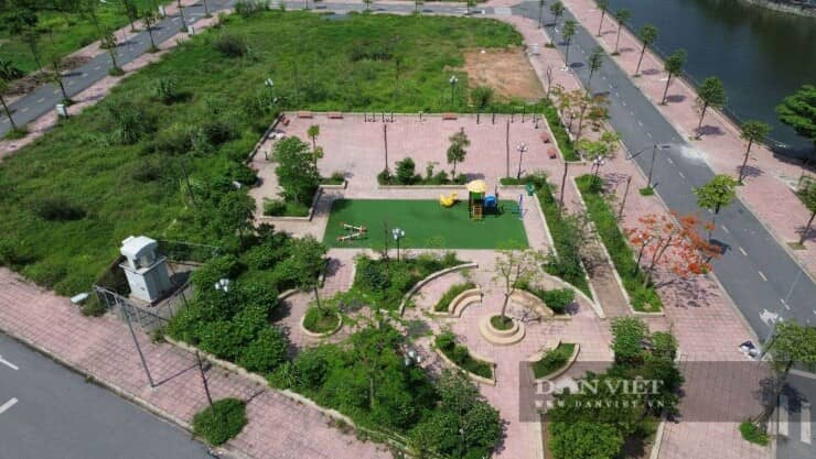 Khu đất đấu giá từng gây sốc ở Hà Nội sau gần 2 năm: Biển quảng cáo mất hút, cỏ mọc lút đầu người