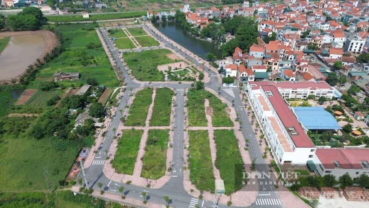 Khu đất đấu giá từng gây sốc ở Hà Nội sau gần 2 năm: Biển quảng cáo mất hút, cỏ mọc lút đầu người