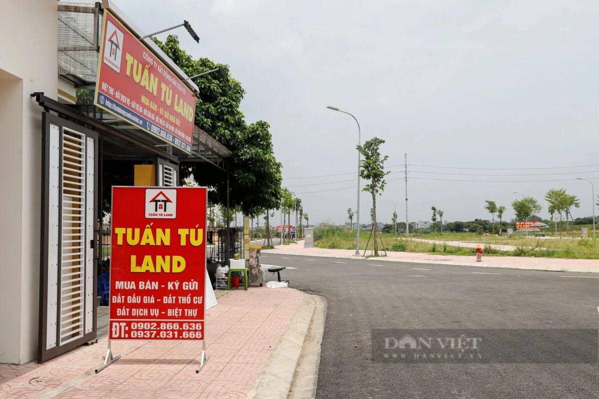 Khu đất đấu giá từng gây sốc ở Hà Nội sau gần 2 năm: Biển quảng cáo mất hút, cỏ mọc lút đầu người