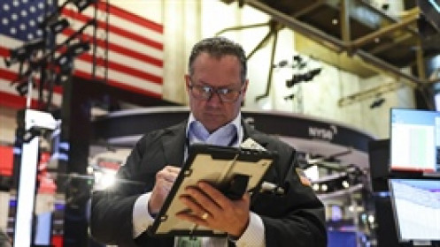 S&P 500 lần đầu đóng cửa trên mốc 7,400 điểm